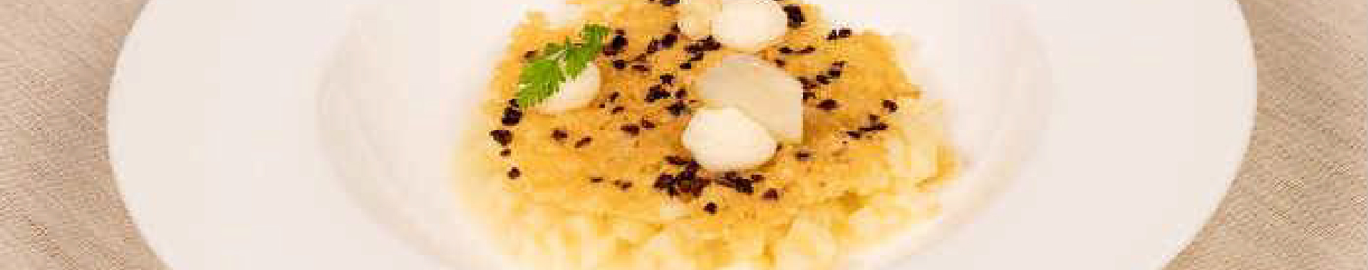Risotto con pastinaca e pere, cialda di cacao amaro e crema di Grana Padano-m