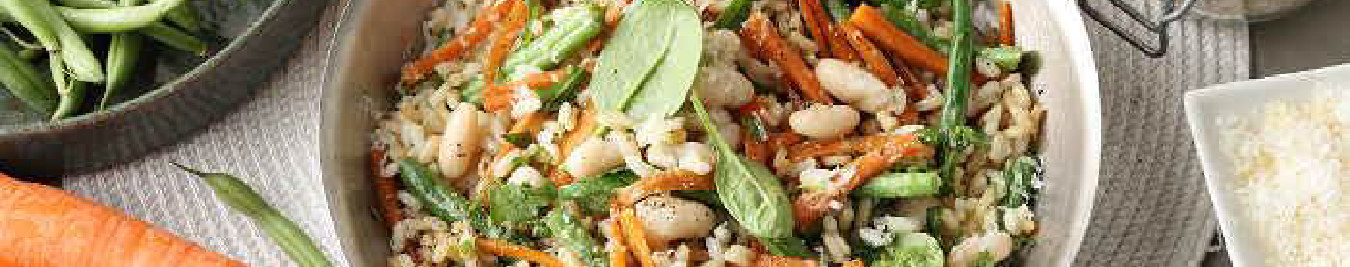 Spadellata di riso con verdure primavera, fagiolini, carote, cannellini e Grana Padano-m