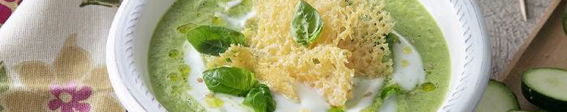 Crema fredda di zucchine, yogurt, sesamo, basilico e cialda di Grana Padano-m