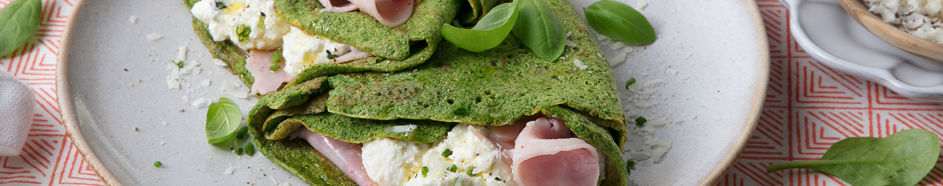 Crepes-verdi-di-spinacino-ripiene-di-prosciutto-cotto-e-crema-di-ricotta-e-Grana-Padano-m