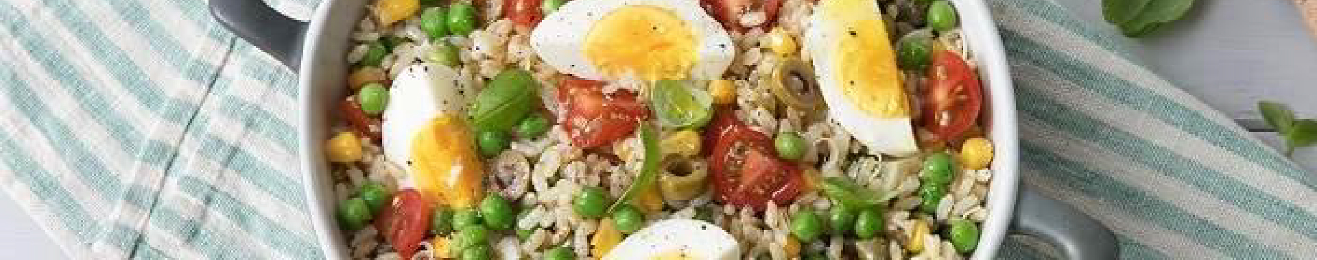 Insalata di riso integrale con pisellini, pomodori, uova sode, olive verdi, mais, basilico e Grana Padano-m